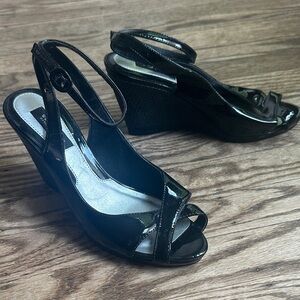 WHITE HOUSE BLACK MARKET Black Patent Leather Wedge Open Toe Shoes Size 6.5 EUC